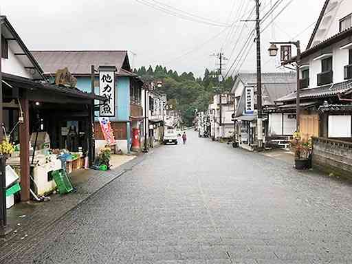 宿場町をイメージして街並みが整備された馬見原商店街