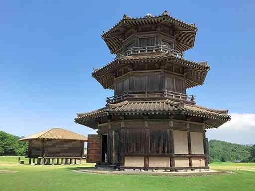 鞠智城のシンボル「八角形鼓楼」。左奥は食糧庫「米倉」