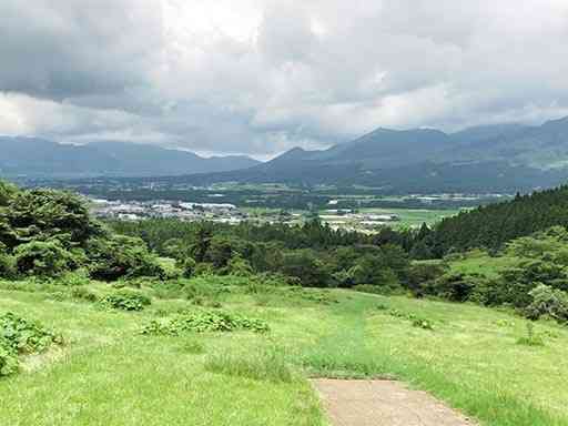 「高森殿の杉」への行き帰りに通る牧野から見渡す南郷谷