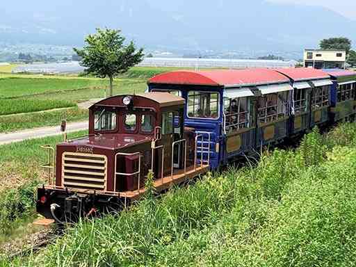 里山の風景によく似合うトロッコ列車