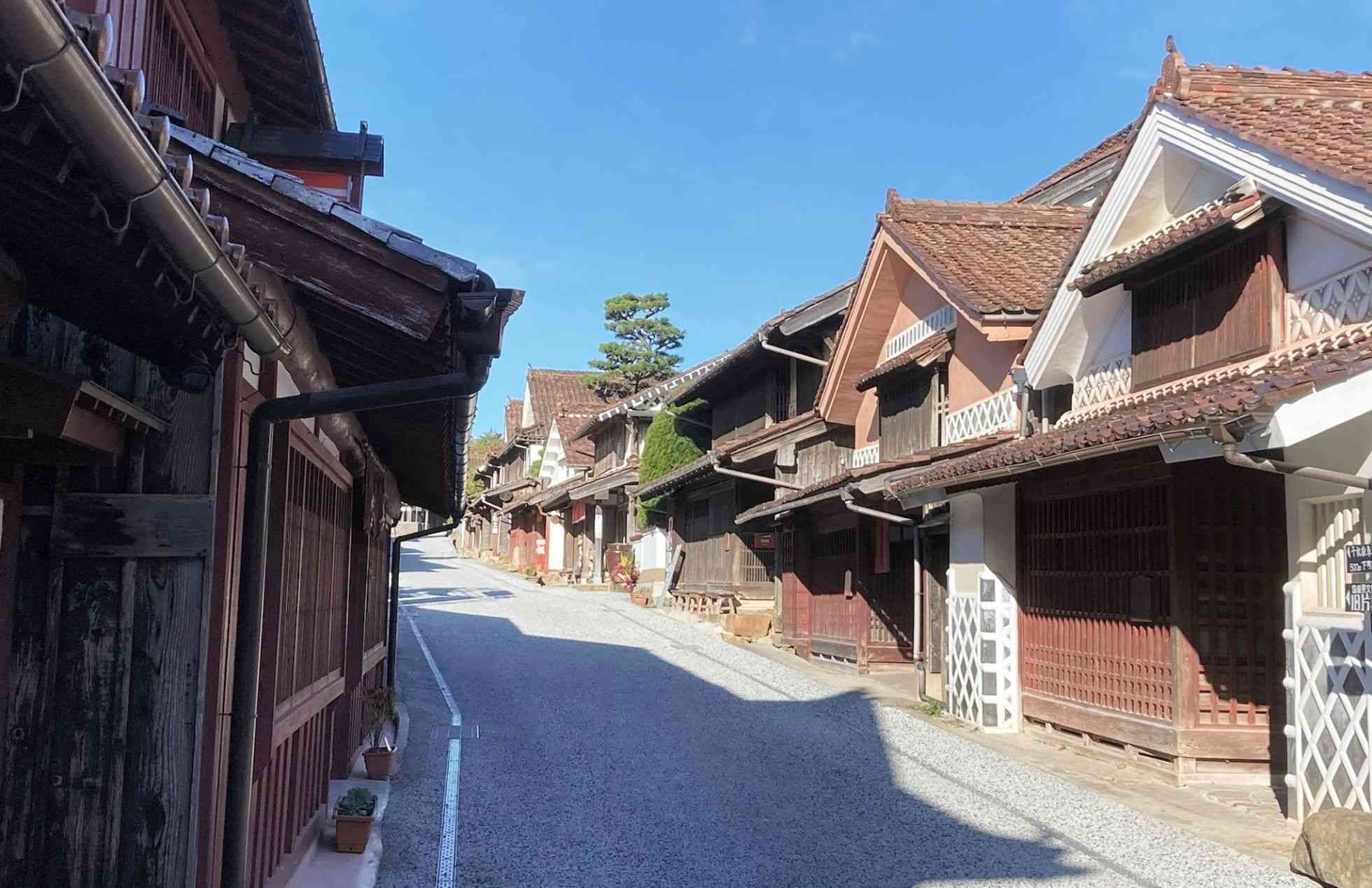 日本遺産に認定された吹屋の「赤い町並み」