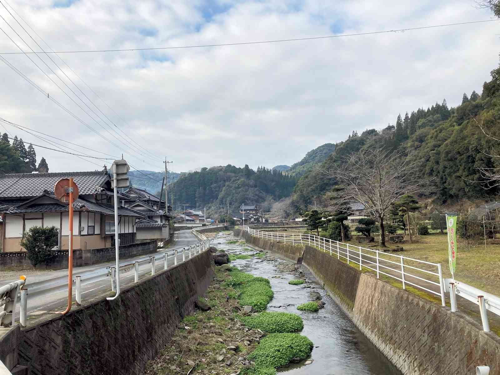 道は網津川に沿って続いていく