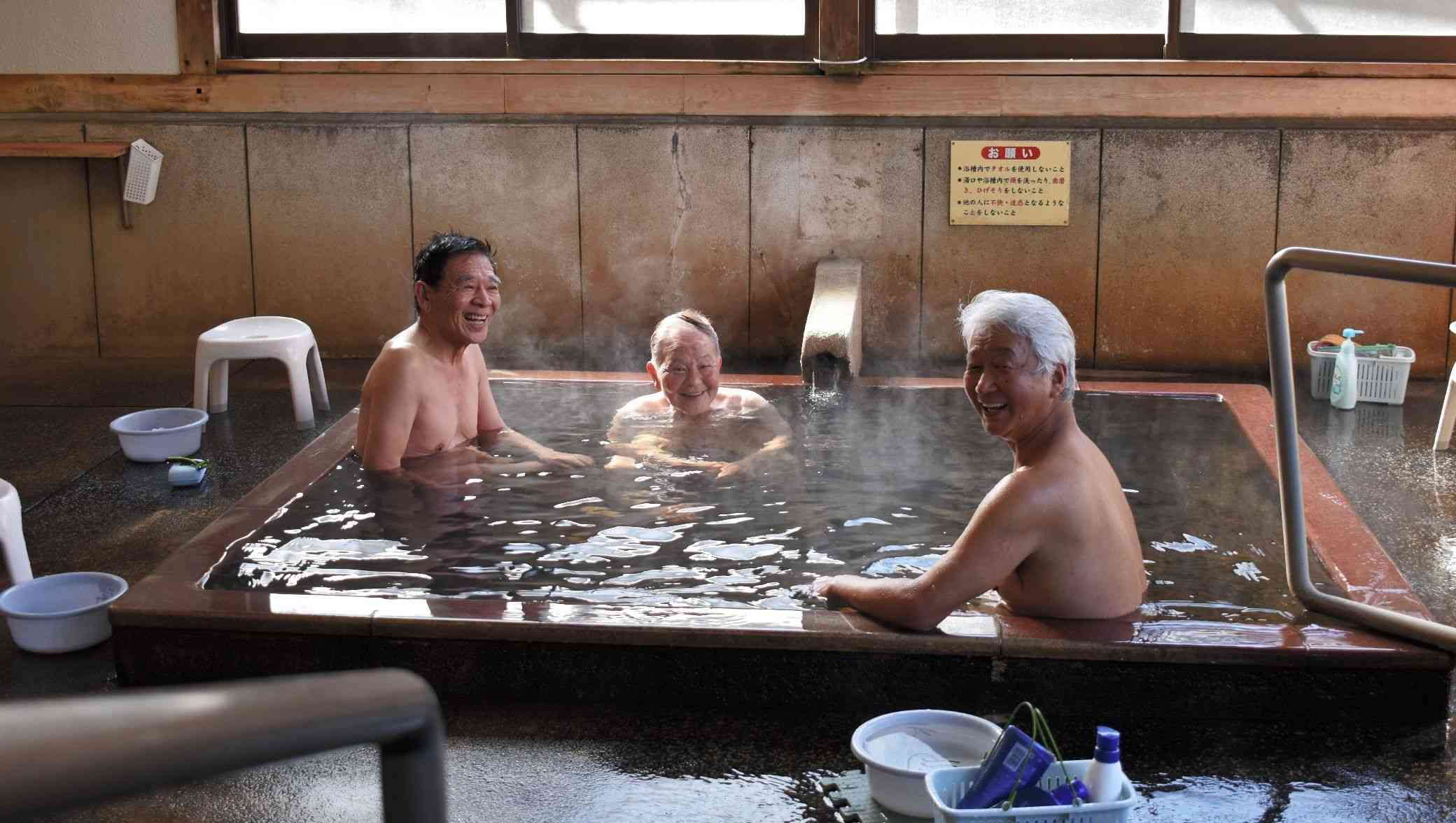 小さな浴槽が一つしかない元湯だが、お客さんは気持ち良さそうにお湯に漬かって談笑していた