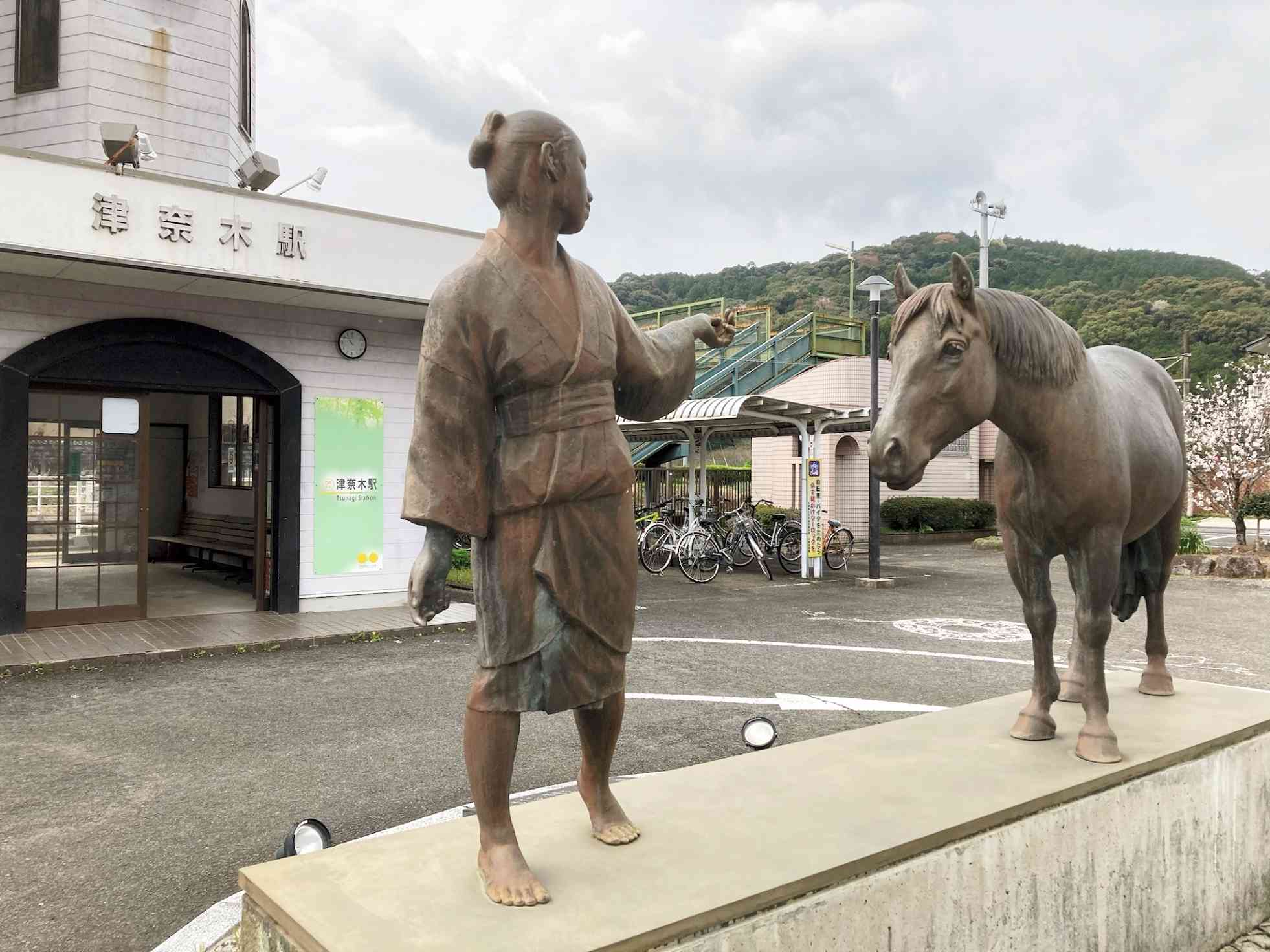 津奈木駅前にある孝行娘千代と馬の像