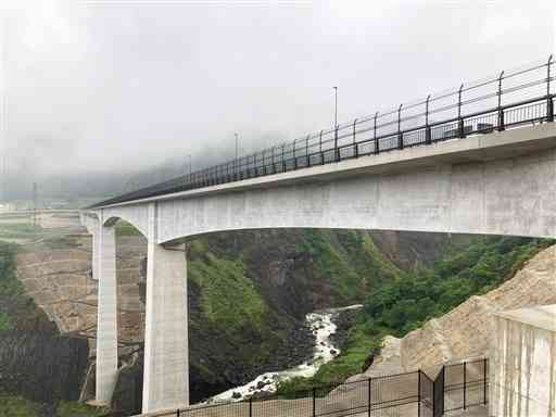 旧橋の約６００メートル下流で黒川をまたぐ新阿蘇大橋