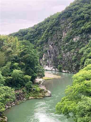 氷川が石灰岩を浸食してできた立神峡