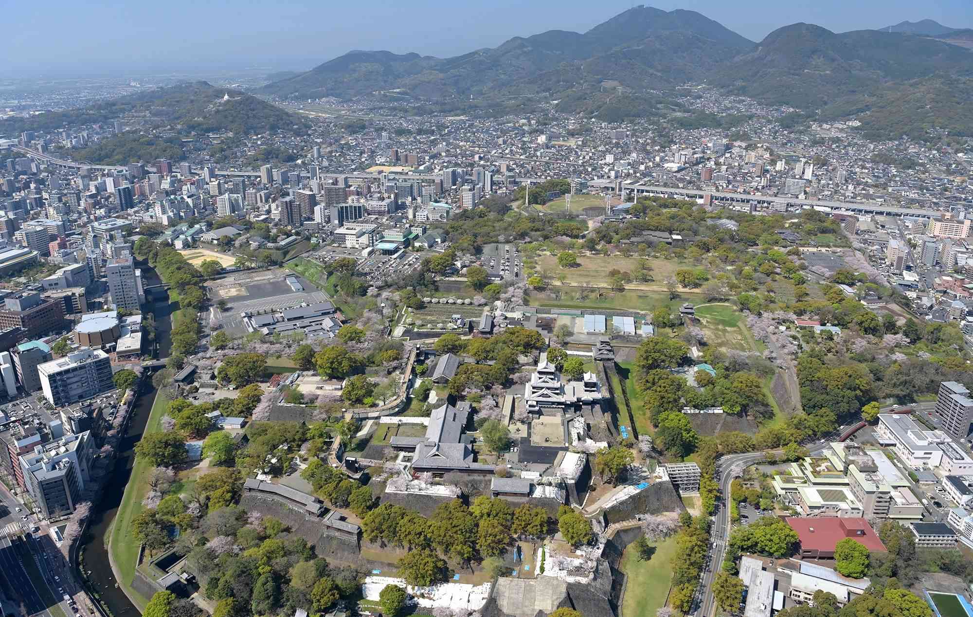 熊本城の天守閣一帯の熊本市中心部。城は京町台地南端の茶臼山の地形を生かして築かれた。左側は坪井川＝２０２１年３月２６日（小野宏明）