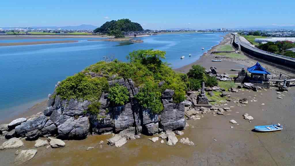 球磨川河口にあり、干潮時は陸続きとなる水島。日本書紀に登場し、国の名勝に指定されている＝２０２０年８月、八代市（高見伸、小型無人機で撮影）