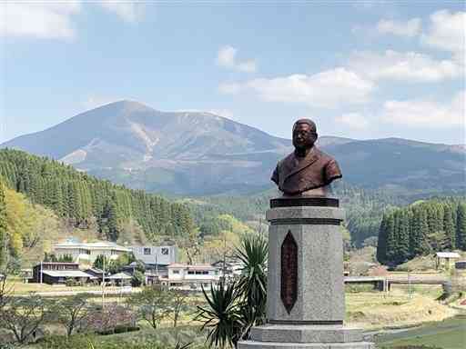 記念館内にある北里柴三郎の銅像。後方に見えるのが涌蓋山