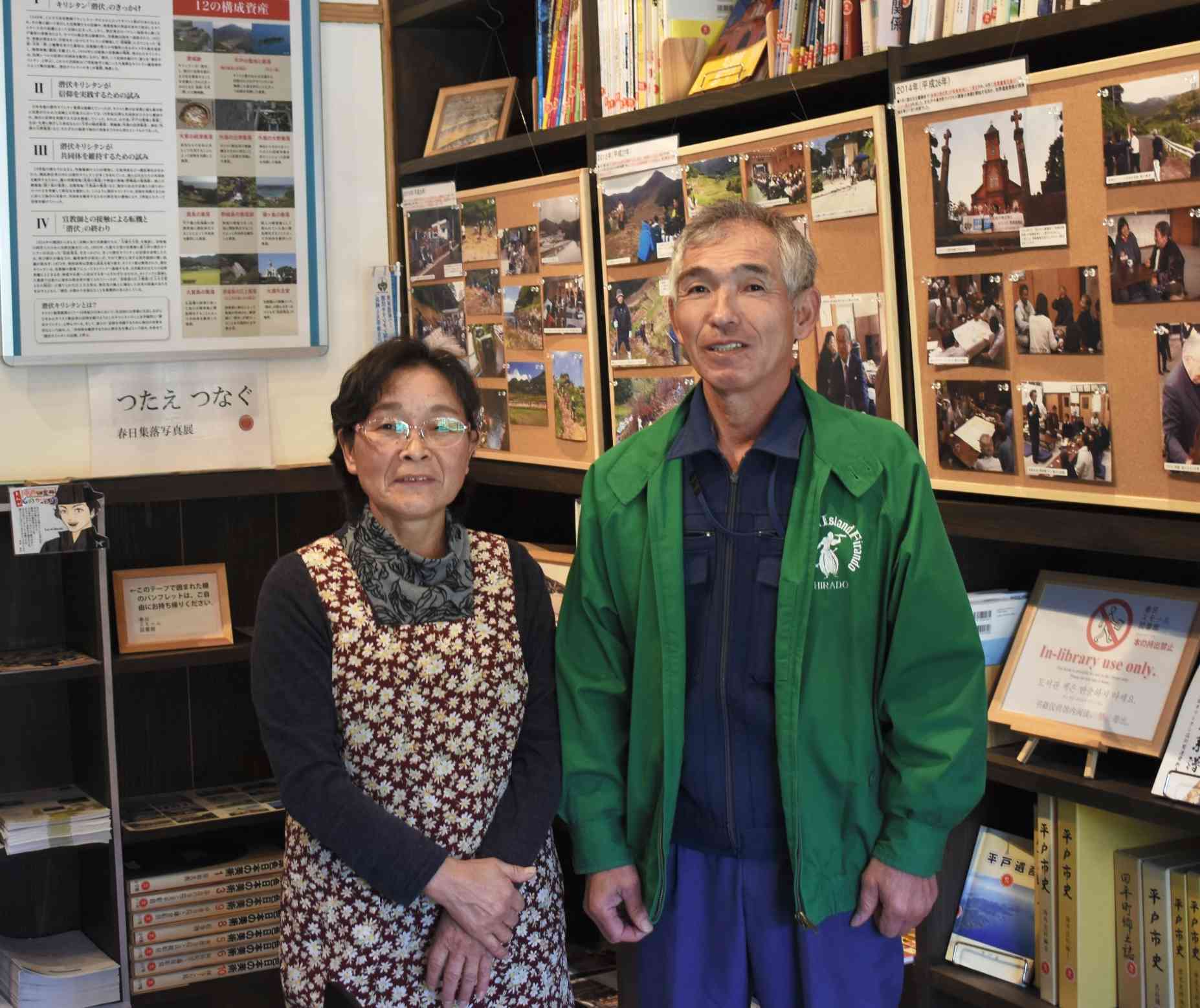 観光客をもてなす案内所「かたりな」の語り部、山口みつこさん（左）と寺田賢一郎さん