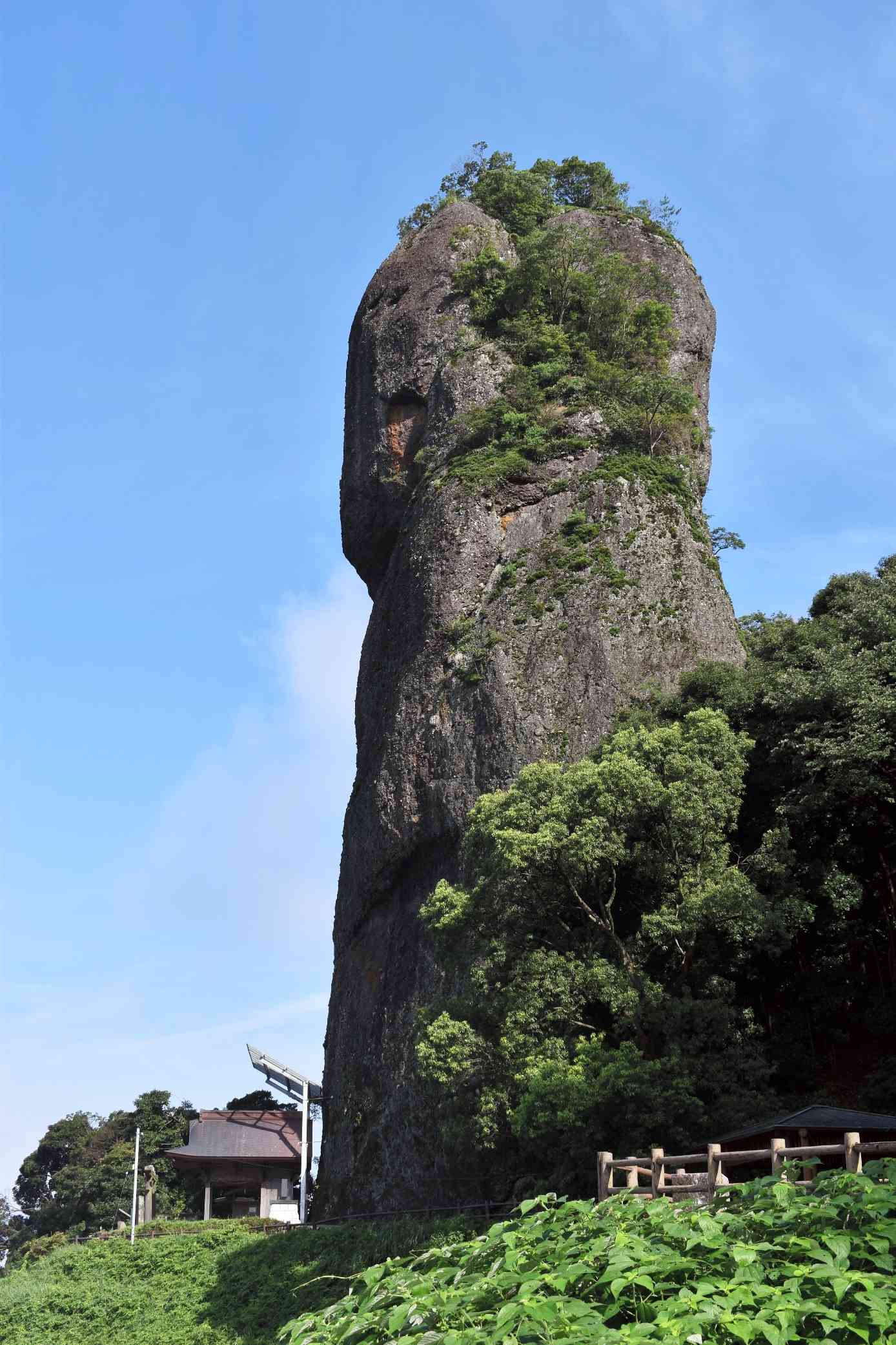 高さ約８０メートルの不動岩。左下の不動神社の拝殿がミニチュアのように見える