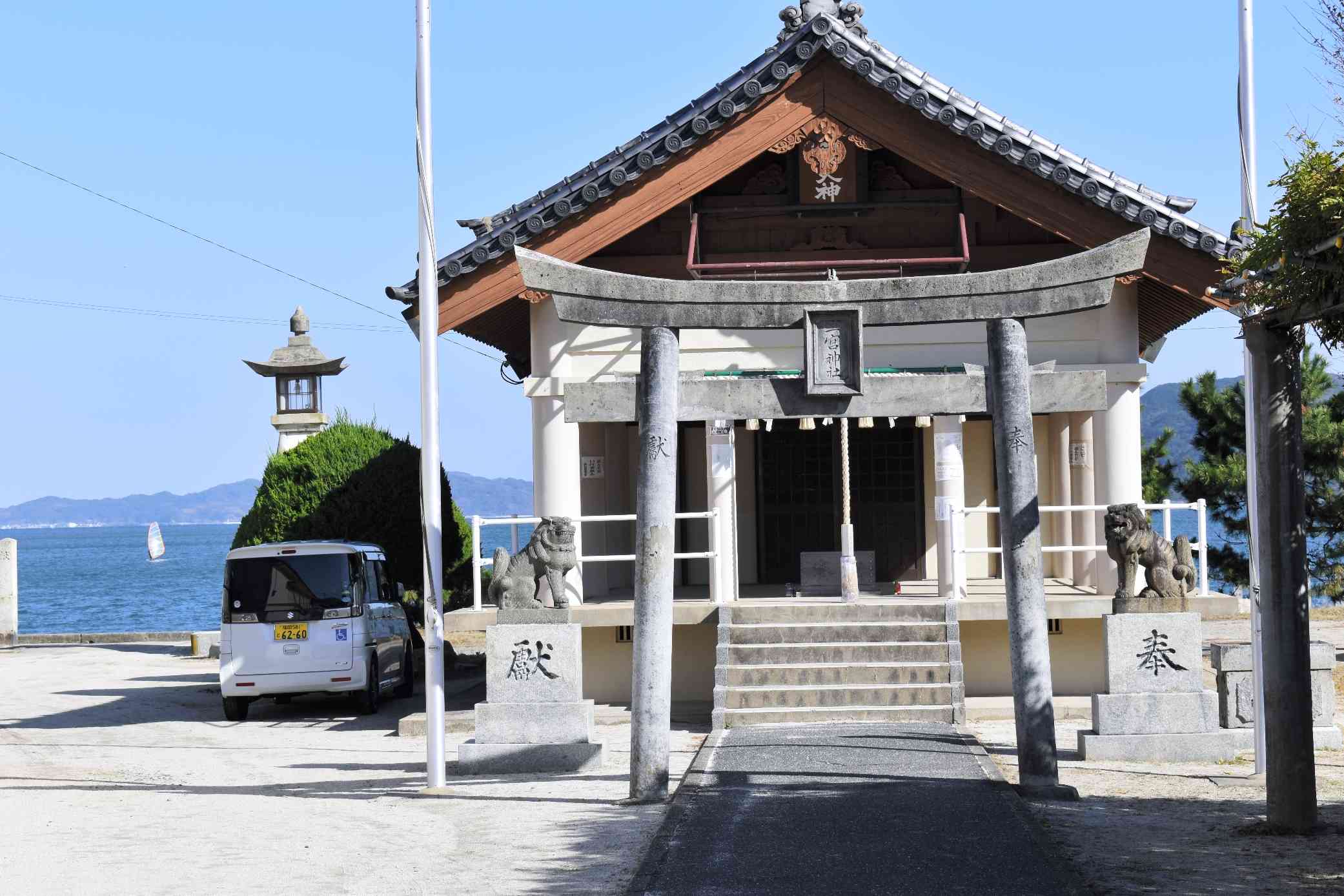 海がすぐ近くの二宮神社