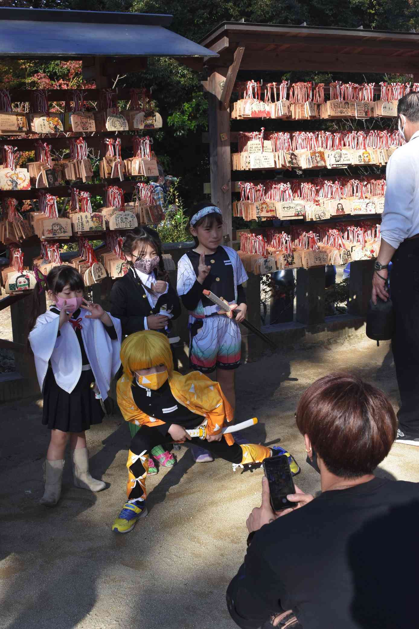 【宝満宮竈門神社】　絵馬掛けの前で記念写真を撮るコスプレの子どもたち