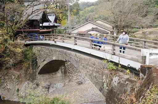 河俣川に架かる谷川橋。近くの河俣保育園の園児が毎日のように散歩で渡っている＝八代市