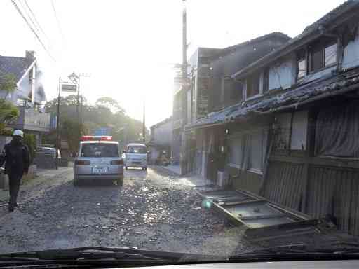 熊本地震「前震」の翌朝。社用車から見た益城町寺迫付近の被災地＝２０１６年４月１５日（筆者撮影）
