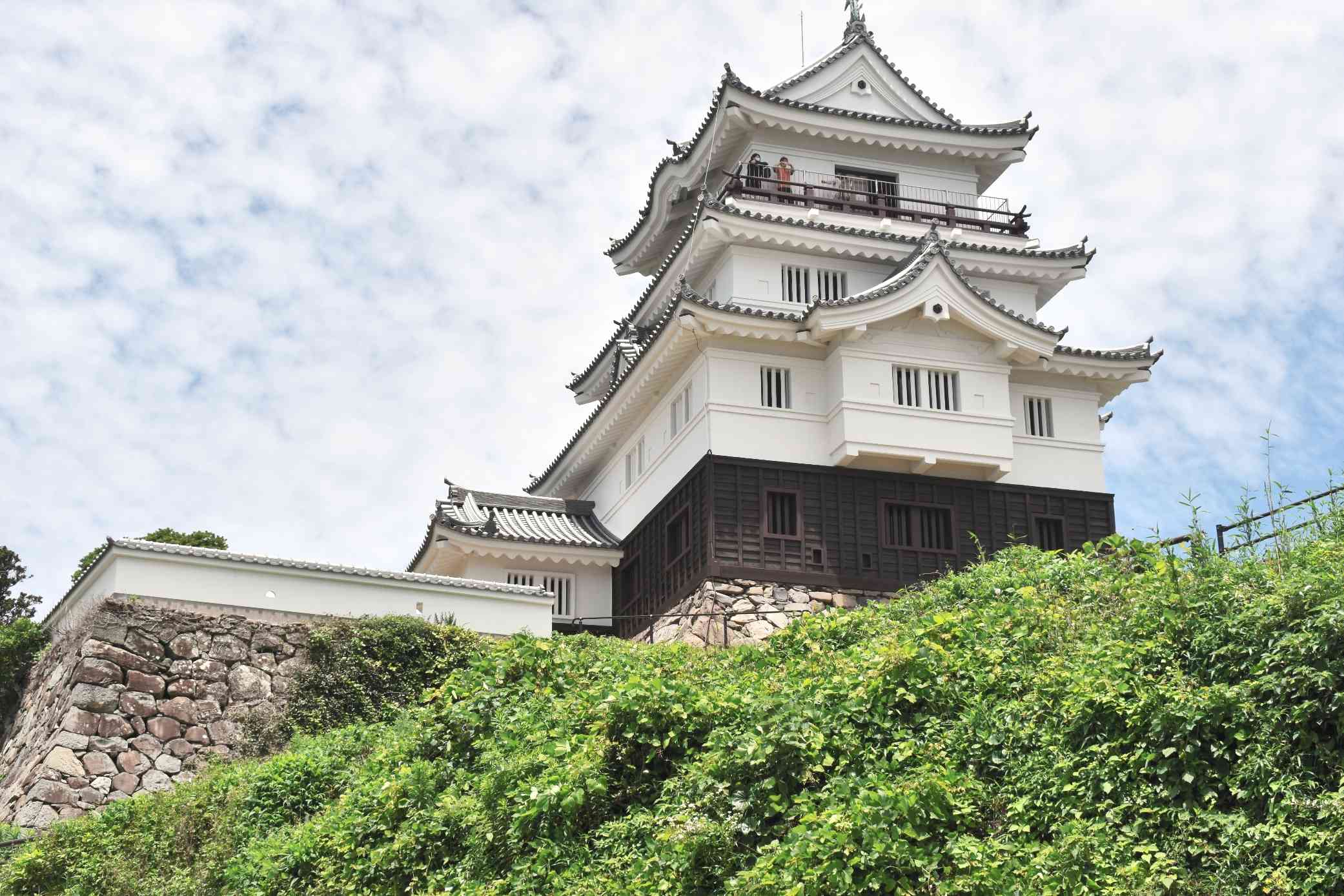 改修が終わり、一般公開されている平戸城の天守閣。最上階からの眺めは格別だ＝長崎県平戸市