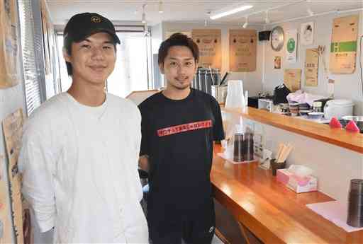 ７月にオープンした富喜製麺研究所の村上誠一郎さん（左）と男性スタッフ。客席はカウンター１２席だ＝益城町