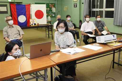 オンラインで、ラオスのビエンチャン高校の卒業祝賀会を開く熊本ラオス友好協会のメンバー＝熊本市