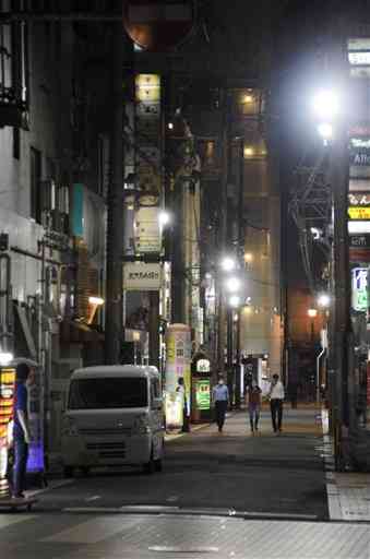 ３日午後９時ごろの熊本市の中心繁華街。営業時間短縮要請の影響で人通りはまばらだが、営業を続けている飲食店もあった
