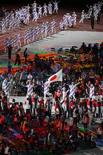 東京パラリンピック閉会式で各国の選手に見守られ、登場する日本国旗（高見伸）