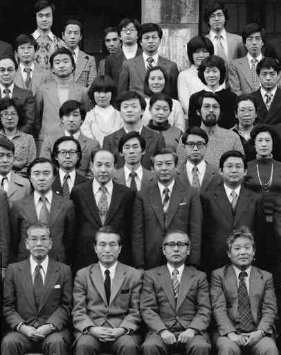 東京大社会科学研究所の集合写真。前列左から石田雄、２人置いて岡田与好、２列目左から２人目が利谷信義の各氏。最後列中央のノーネクタイが筆者。その左が奥平康弘氏＝１９７９年