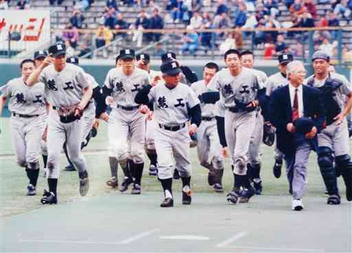 １９９５年春の選抜高校野球に出場した時の熊本工高。筆者（中央）にとっては最後の甲子園のグラウンドになった