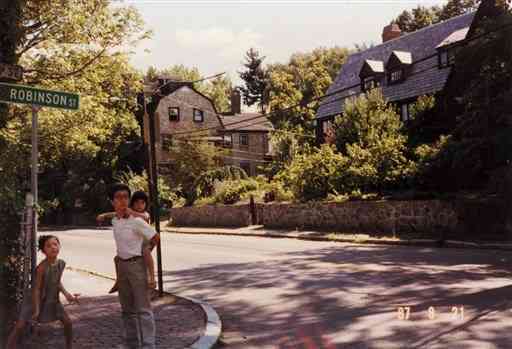 米ハーバード大燕京研究所フェローとして渡米。宿舎のある通りの前で娘たちと＝１９８７年