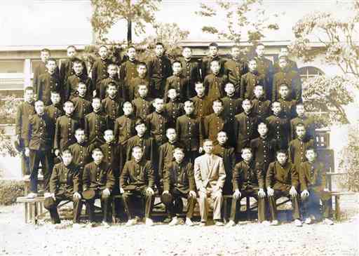 １９６１年、熊工電気科入学時の記念写真。前列のスーツ姿が菊川先生	