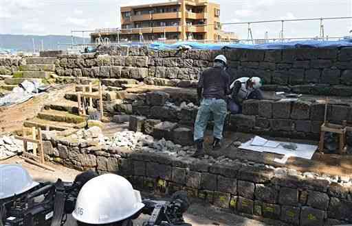 報道陣に公開された熊本城の監物櫓の復旧工事現場。石垣の積み直し作業が進んでいた＝１０日、熊本市中央区（石本智）