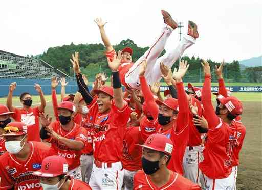 リーグ優勝を決め、選手たちに胴上げされる細川亨監督＝大分・佐伯中央病院スタジアム