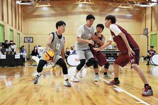 ３人制バスケットボールの大会「Ｎ・リーグ」で熱戦を繰り広げる参加者ら＝熊本市北区