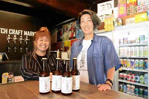 ミャンマーの市民を支援するビール販売に取り組む大塚麻里子さん（右）と田上晃子さん＝大津町