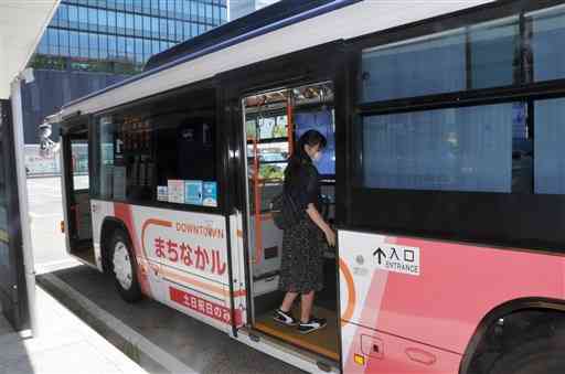 熊本市が試験運行する「まちなかループバス」。コロナの感染拡大の影響で利用者数は想定を下回っている＝同市