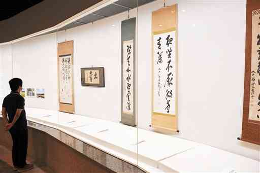 歴史博物館こころピアで開かれている「西依成斎展」＝玉名市