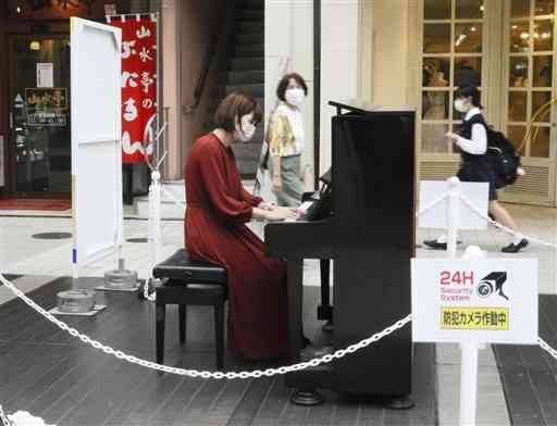 上通アーケード内に設置されたストリートピアノ＝熊本市中央区