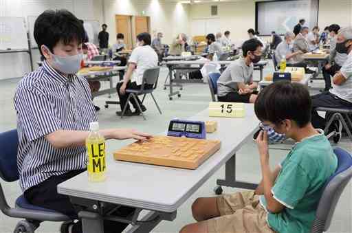 県アマ棋王戦の予選で対局する参加者たち＝熊本市中央区