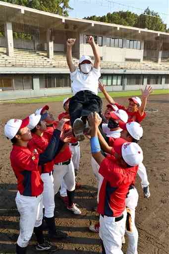 初優勝を飾り、選手たちに胴上げされる伊勢造園Ａの佐藤保夫監督＝水前寺野球場（石本智）