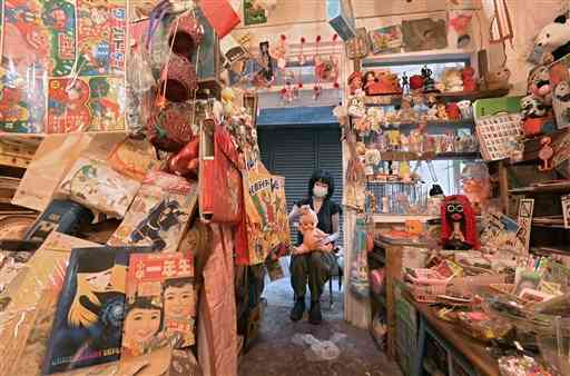 レトロな雑貨が並ぶ「モラトリアム」の店内。店主の中村佳子さんが営業再開の準備に追われていた＝２９日、熊本市中央区河原町