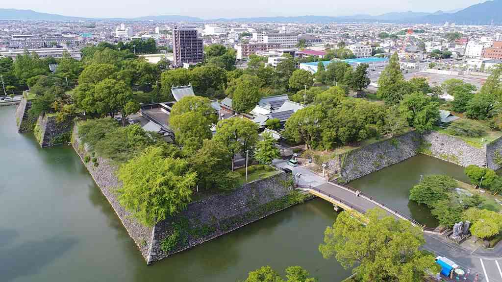 石灰岩を積み上げた石垣が残る八代城跡。本丸跡に八代宮が鎮座する＝八代市（高見伸・益田大也、小型無人機で撮影）