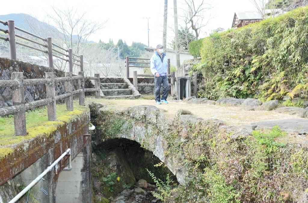 東陽石匠館近くの小川に架かる鍛冶屋下橋＝八代市