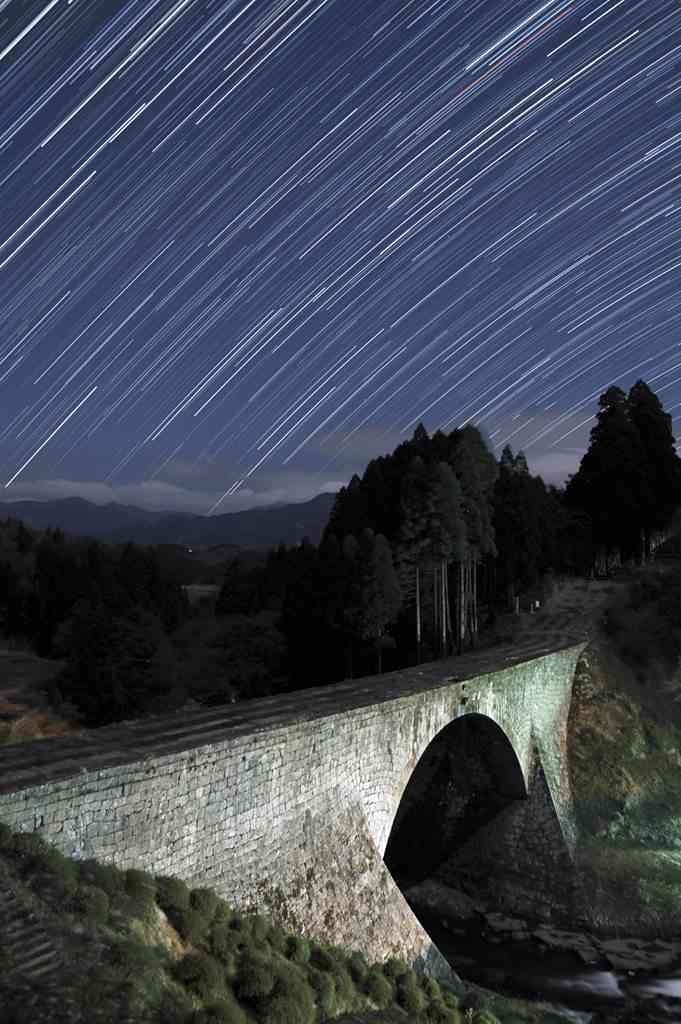 通潤橋と星のアーチ＝８秒露出の３３０枚を比較明合成