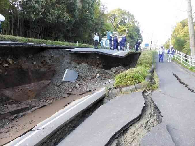 熊本地震の「前震」で陥没した益城町寺迫の国道４４３号。国、県、県地質調査業協会加盟社など関係者による打ち合わせの様子＝２０１６年４月１５日（岩内さん提供）