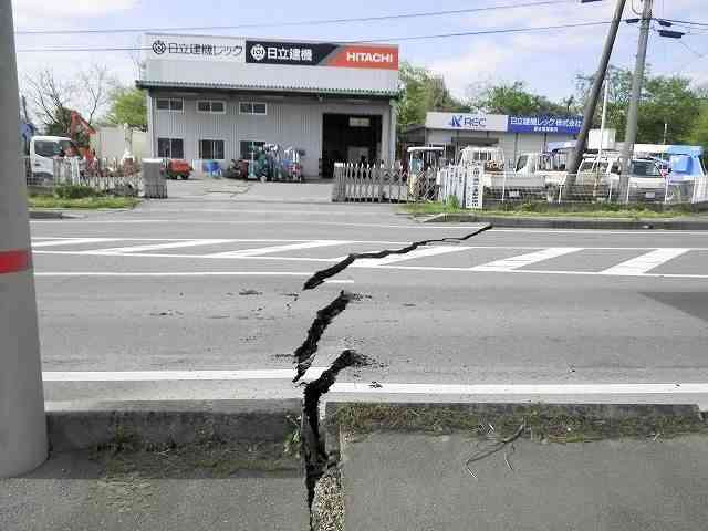 熊本地震の本震で現れた高野断層の「地表地震断層」。断層を挟んで向こう側の地盤が右に約４０センチずれた「右横ずれ」が発生。杉の字の右側「彡」に似ているのにちなんだ「杉の字型」の地割れが右横ずれの特徴＝２０１６年４月１６日、益城町（工藤さん撮影）