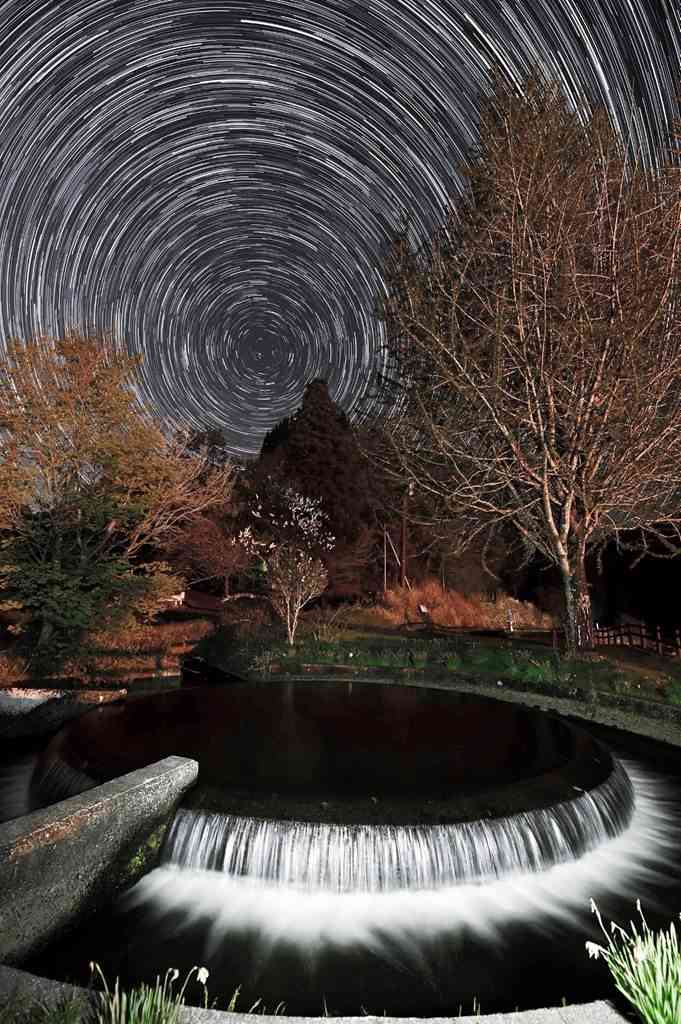 円形分水から流れ出る水と北天の星の軌跡＝１５秒露光の２３３枚を比較明合成