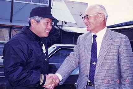 １９８７年、大先輩の川上さんから激励を受ける筆者