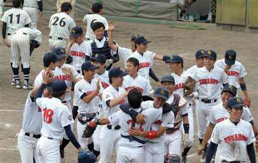 ２０１８年春、熊本四大学リーグ初優勝を飾り、抱き合って喜ぶ熊本大の選手たち