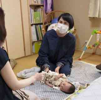 熊本市など３自治体の母親を対象に産後ケアを実施する助産師の和田洋子さん＝菊池市