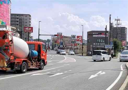 横断歩道の信号機が赤になったタイミングで停止する右折車＝熊本市西区