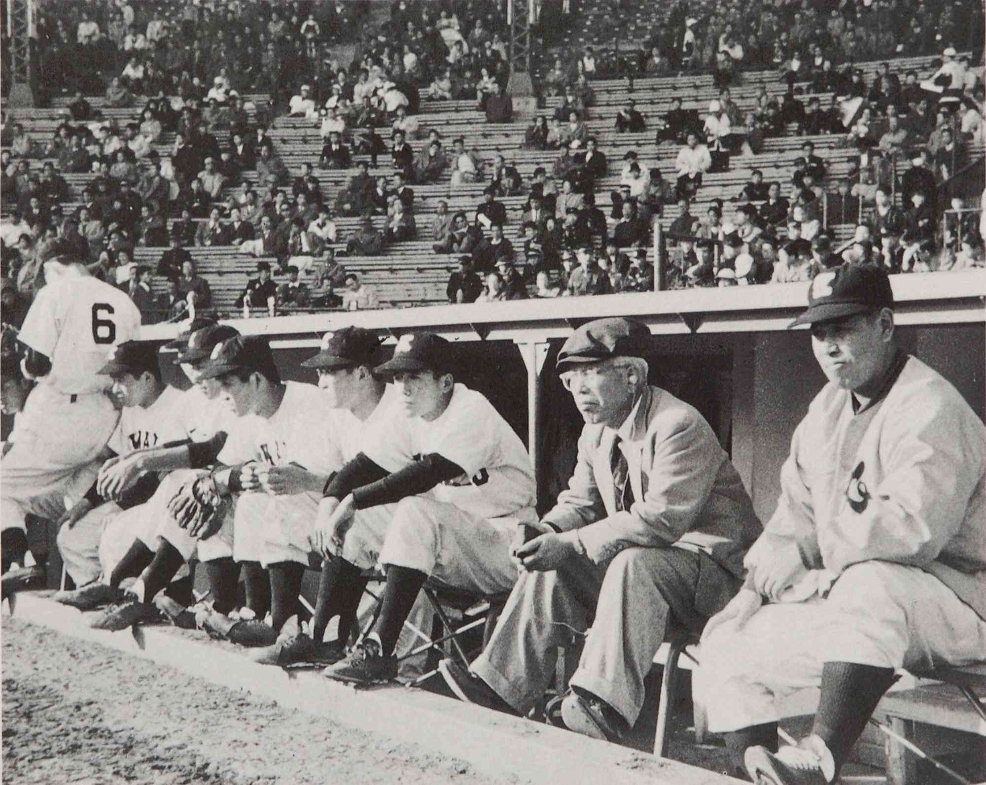 1958年、センバツ４強時の熊工ベンチ。右端が戦前の学校の様子について多くの証言を残した中村民雄さん＝「くまもと熱球１００年」より