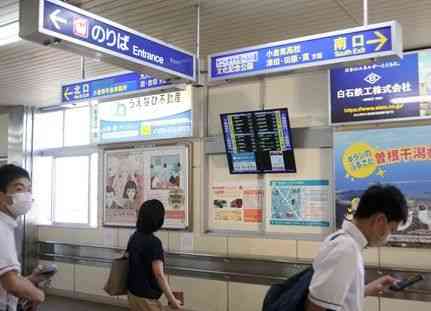ＪＲ下曽根駅構内に設置された、西鉄バスへの乗り継ぎ案内を表示するモニター＝北九州市